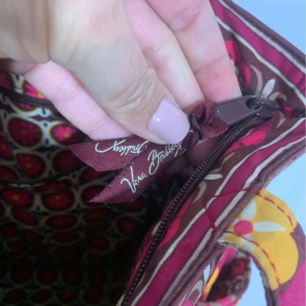 VERA BRADLEY purse. Multi colour. Good condition. 7 compartments. Full zip closu - Picture 5 of 10